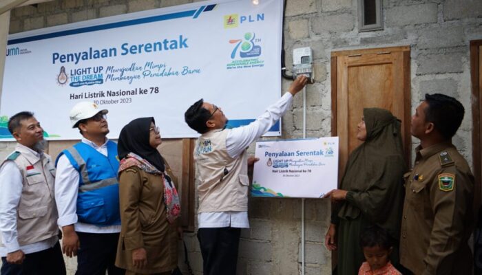 Mengharukan! Listrik Menyala Serentak di 519 Rumah Warga Kurang Mampu di Sumbar