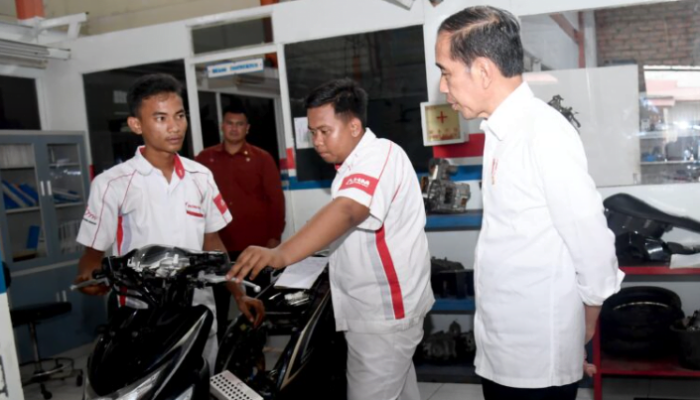 Didukung Sarana Prasarana Memadai, Presiden Jokowi Senang Lihat Siswa Praktikum di SMK Negeri 5 Padang