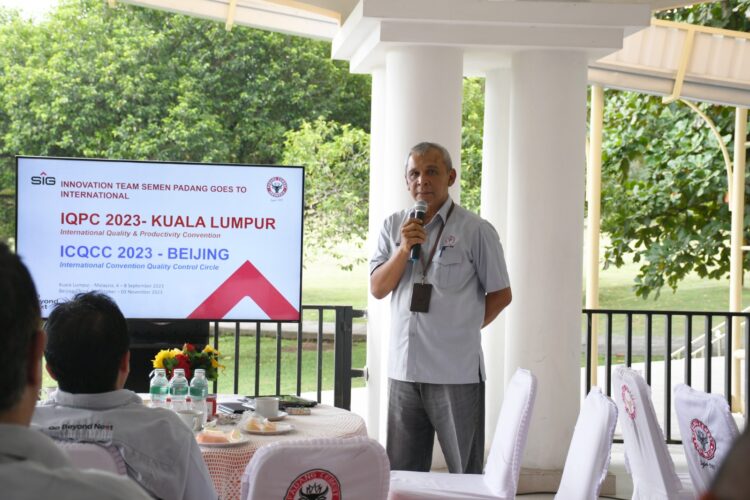 Acara pelepasan oleh Direktur Utama PT Semen Padang Asri Mukhtar Dt Tumangguang Basa dan Direktur Operasional Indrieffouny Indra di Club House Lapangan Golf PT Semen Padang, Kamis (31/8). IST