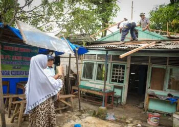 Rumah Dibedah Semen Padang, Marlis Berurai Air Mata