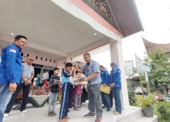 Tas dan Sepatu Anak Sudah Usang, ART Bersyukur Dibantu Semen Padang