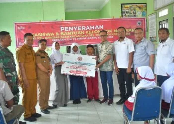 Semen Padang Serahkan Bantuan Alat Tangkap Ikan dan Beasiswa di Dumai