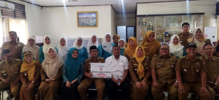 Penyerahan bantuan PMT stunting di Lubuk Kilangan. IST