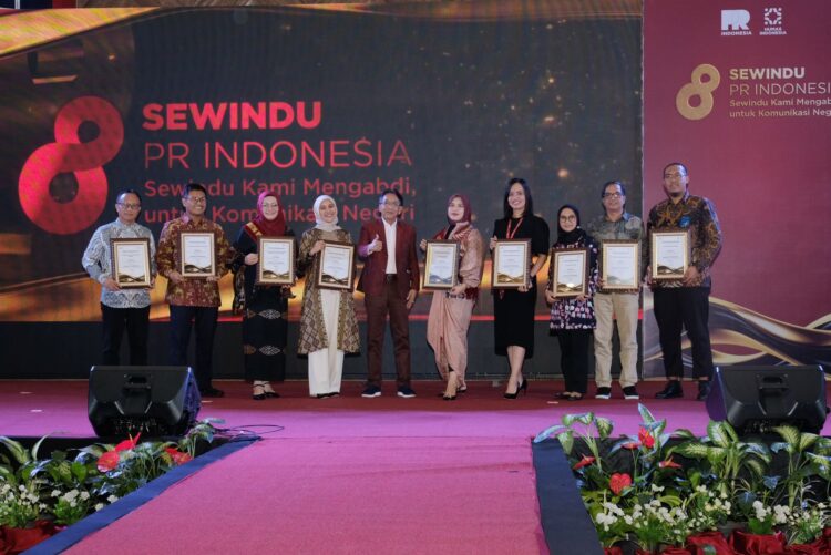 PT Semen Padang meraih penghargaan Perusahaan & Instansi Berpengaruh di Bidang Komunikasi dari PR Indonesia. IST