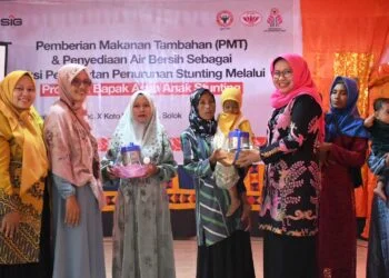 Semen Padang Bersama IIP BUMN Sumbar dan FKIK-SP Salurkan PMT dan Penyediaan Air Bersih di Labuah Panjang