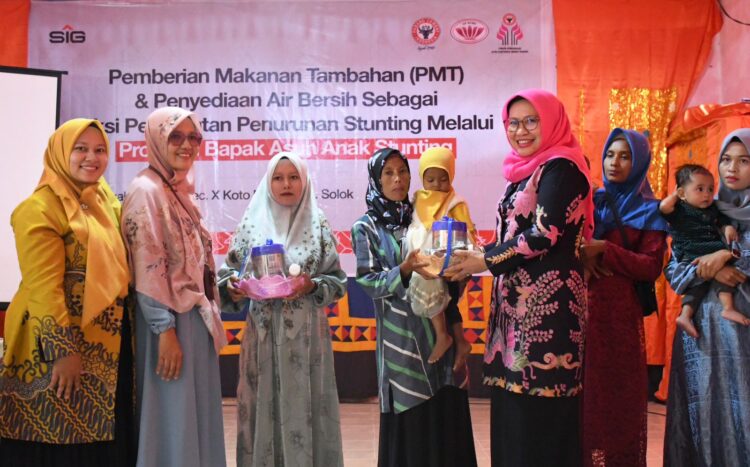 Ketua IIP BUMN Sumbar Prof. dr. Rizanda Machmud, M. kes menyerahkan bantuan PMT dari FKIK-SP untuk Baduta Stunting dan Ibu Hamil di Nagari Labuah Panjang, Kecamatan X Koto, Kabupaten Solok. IST