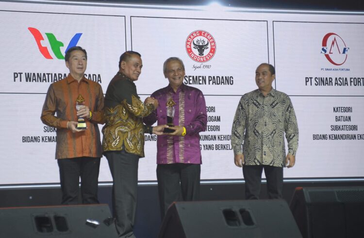 Dirut PT Semen Padang Asri Mukhtar Dt Tumangguang Basa menerima penghargaan Subroto 2023 dari Kementerian ESDM. Penghargaan itu diserahkan oleh Pelaksana Tugas (Plt) Direktur Jenderal Mineral dan Batubara Letnan Jenderal (Mar) (Purn) Bambang Suswantono. IST