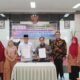 Rektor UM Natsir Bukittinggi, Afridian Afridian Wirahadi Ahmad, SE, M.Sc, CA dan Kepala Balai Badan Pengawasan Obat dan Makanan (BBPOM) Padang Drs, Abdul Rahim, Apt, M.Si teken MoU 4 Rencana Aksi Kamis (5/10) lalu. IST