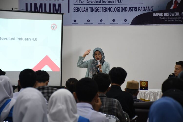 Staf Pengelolaan SDM PT Semen Padang, Siska Ayu Soraya ketika menjadi narasumber pada kuliah umum yang digelar di kampus Sekolah Tinggi Teknologi Industri (STTIND) Padang, Rabu (18/10). IST