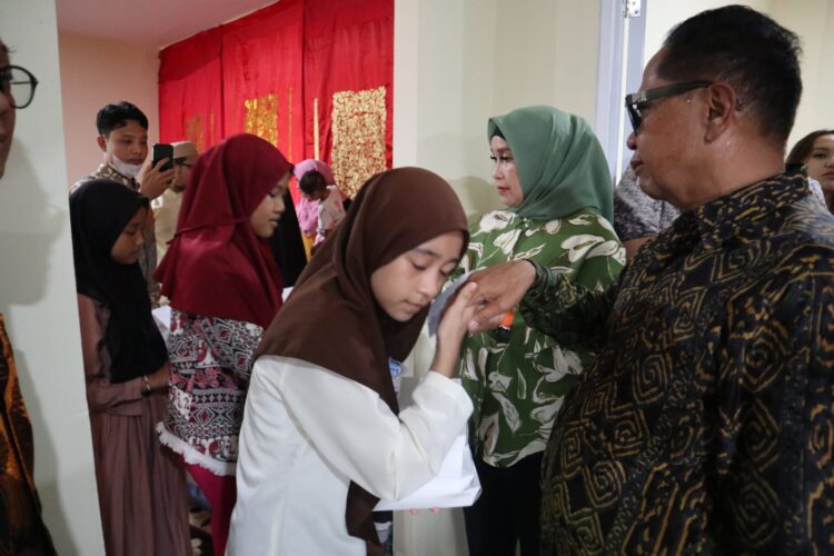 Owner Basko Group, Basrizal Koto menyantuni ratusan anak yatim dalam acara tasyakuran dilanjutkan kembali pembangunan Basko City Mall di Jalan By Pass, Kuranji, Kota Padang, Jumat (20/10/2023). Basrizal Koto berharap masyarakat setempat mendukung pembangunan mall terbesar di Sumatra itu yang nantinya akan membuka lapangan kerja baru. RAMADHANA