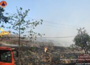 Kebakaran Landa TPST Bantargebang, BPBD Bagikan Masker untuk Warga Sekitar