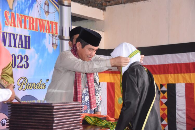 Asisten III Setda Agam Andrinaldi menghadiri wisuda tahfiz santriwan/santriwati Pondok Qur’an Arrawiyah Jorong Padang Tongga, Nagari Manggopoh Kecamatan Lubuk Basung, Minggu (29/10). IST
