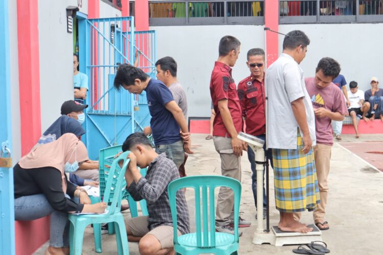 Warga Binaan Lapas Bukittinggi sedang mengikuti skrining TBC di Lapas Bukittinggi,  Jumat (20/10). YUSRIL
