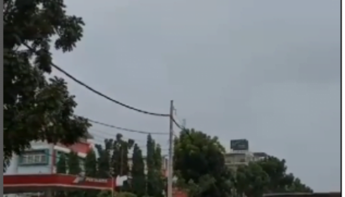 Antrean Panjang di Salah Satu SPBU di Kota Padang