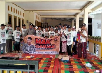Mak Ganjar Bagi-Bagi Bibit Pohon Mangga Gratis Kepada Warga di Solok