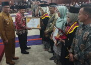 Lulusan Terbaik Akfar IB Terima Beasiswa Pemkab Agam