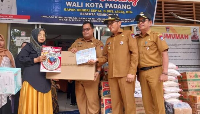 Lima Pelaku UMKM di Pauh Padang Terima Bantuan Alat Penunjang Produksi