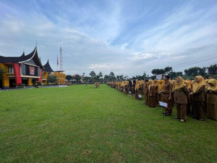 Sekretaris Daerah Kabupaten Agam Edi Busti saat apel gabungan di Halaman Kantor Bupati Agam, Senin (6/11). PERI MUSLIADI