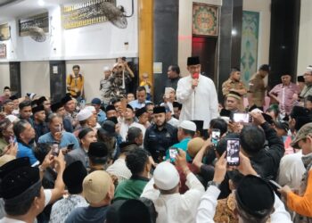 Anies Pimpin Doa Bersama untuk Palestina di Masjid Agung Syekh Ulakan Padang Pariaman