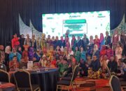 Perwakilan Bank Sampah Se-Nusantara Gunakan Pakaian Adat Saat Malam Penghargaan