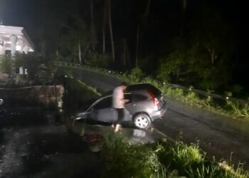 Jalan Licin dan Hujan, Mobil CRV Nyaris Masuk Selokan