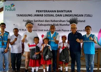PLN Salurkan Bantuan Sanitasi Fasum di Pulau Sapomi Biak