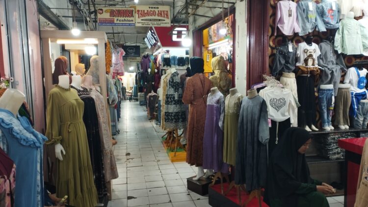 Suasana di pertokoan Pasar Aur Kuning Kota Bukittinggi, Rabu (8/11). Meskipun hari pakan, tapi pasar terlihat sepi. Terlihat juga beberap toko tutup. WETRIZON