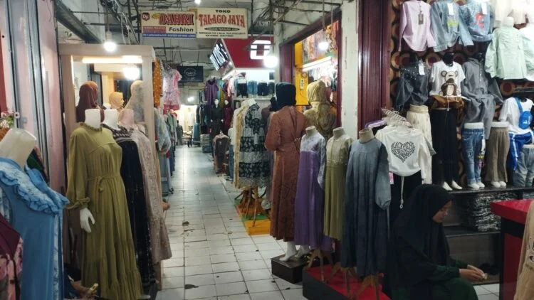 Suasana di pertokoan Pasar Aur Kuning Kota Bukittinggi, Rabu (8/11). Meskipun hari pakan, tapi pasar terlihat sepi. Terlihat juga beberap toko tutup. WETRIZON