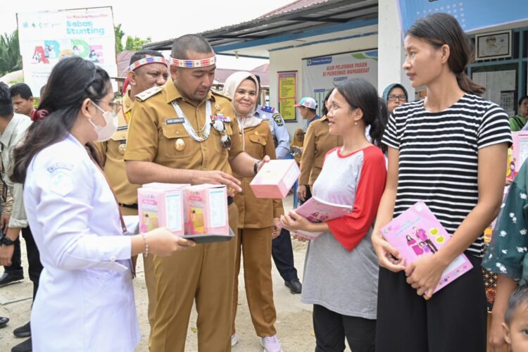 Wabup Sumbar, Audy Joinaldy menyerahkan bantuan Pemberian Makan Tambahan (PMT) untuk ibu hamil sebanyak 100 kotak dan biskuit PMT untuk balita sebanyak 100 kotak. IST