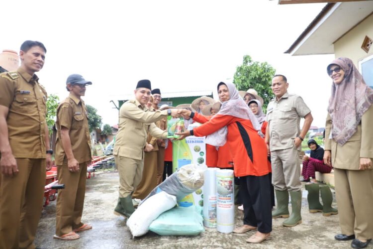 Ketua DPRD Kota Bukittinggi Beny Yusrial  menyerahkan bantuan Pokir untuk Kelompok Wanita Tani (KWT) Tunas Baru Kelurahan Ladang Cakiah Kecamatan Aur Birugo Tigo Baleh (ABTB), Senin (6/11). GATOT