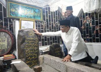 Disambut Ribuan Simpatisan, Anies Baswedan Berziarah ke Makam Syekh Burhanuddin