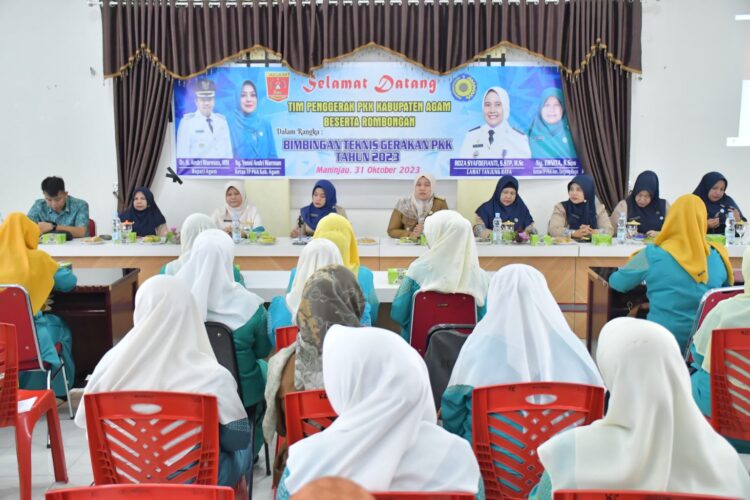Ketua TP PKK Kabupaten Agam Yenni Andri Warman melakukan kunjungan kerja ke PKK kecamatan sekaligus memberikan Bimbingan Teknis (Bimtek), Selasa (31/10)  di Aula Kantor Camat Tanjung Raya. IST