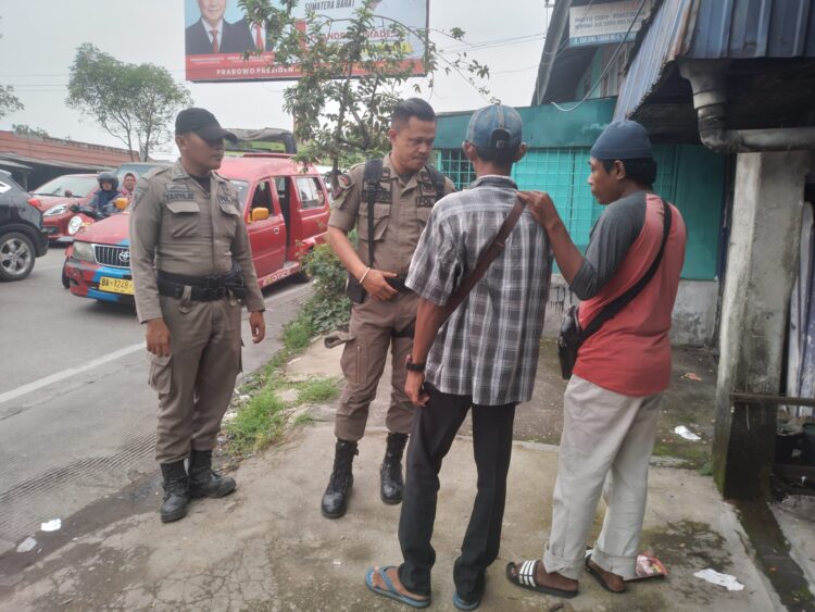 Satpol PP Padang mengamankan PPKS) di perempatan kawasan Jalan By Pass, Kecamatan Lubuk Begalung, Kota Padang, Selasa (21/11). Ipat