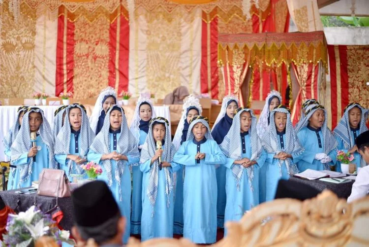 Para santri TPQ Ihsan Tabek Tahua yang mengikuti perayaan Khatam Al-Qur’an ke-24 di Bukik Apik Puhun, Kecamatan Guguak Panjang, Kota Bukittinggi, Minggu (26/11) lalu. IST