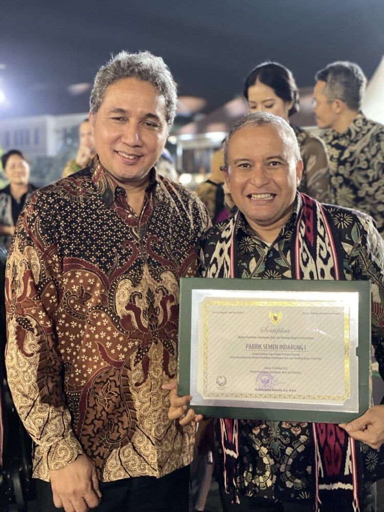 Direktur Keuangan & Umum PT Semen Padang Oktoweri bersama Dirjen Kebudayaan Kemendikbudristek Hilmar Farid usai acara penyerahan sertifikat Kawasan Cagar Budaya Peringkat Nasional Pabrik Indarung I PT Semen Padang, Rabu (25/10). IST