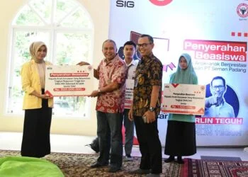 Semen Padang Serahkan Beasiswa kepada 82 Anak Karyawan Berprestasi