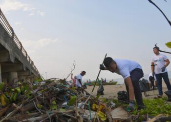 BUMN Environmental Movement, Milenial Semen Padang Bersihkan Pantai Padang