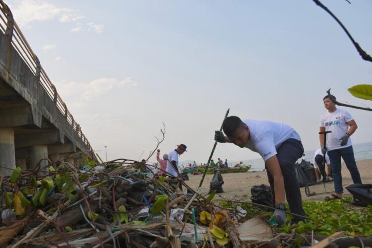 Puluhan milenial PT Semen Padang bersama sejumlah milenial BUMN lainnya di Kota Padang, menggelar kegiatan Bersih-Bersih Pantai Padang. IST