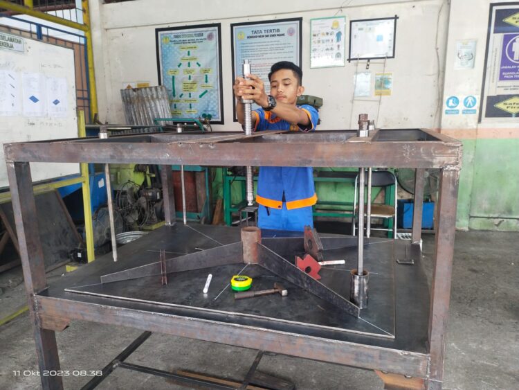 Siswa SMK Semen Padang tengah mengerjakan pembuatan mesin press restorasi untuk Arsip di workshop SMK Semen Padang. IST