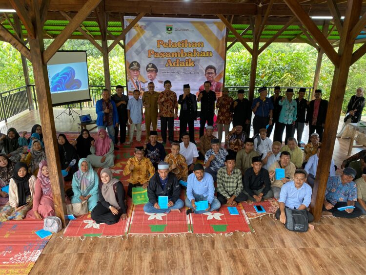 Foto bersama peserta pelatihan pasambahan adaik bersama Kepala Bidang Sejarah Adat dan Nilai-Nilai Tradisi Disbud Sumbar Fadhli Junaidi, Anggota DPRD Sumbar Gustam Hidayat, dan pemateri Amir Syarifuddin Datuak Mangkudum, Selasa, (14/11/2023)