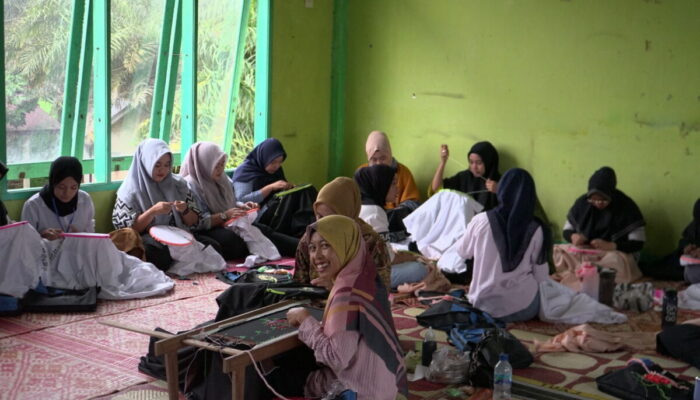 Gandeng BDI Padang, Pemkab Agam Latih Generasi Milenial Membuat Hiasan Busana