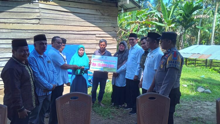 Badan Amil Zakat (Baznas) Kabupaten Padang Pariaman dan pemda setempat menyerahkan bantuan bedah rumah untuk Syamsiar warga Korong Palak Pisang Nagari Sikabu Kecamatan Lubuk Alung, Selasa (16/11/2023). ALDI