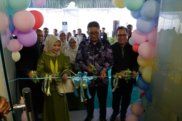 WALI Kota Padang Hendri Septa menggunting pita peresmian Tunas AYANI Child Develop-
ment and Rehabilitation Clinic, Sabtu (18/11/2023).IST