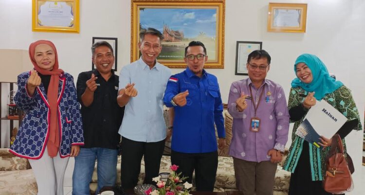 Bupati Tanah Datar Eka Putra didampingi Kadiskominfo Tanah Datar Yusrizal foto bersama Tim Haluan di Rumah Dinas Bupati, Kamis (2/11). REZKI