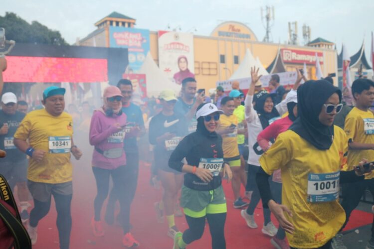 Peserta lomba Minang Geopark Run 2023 melintasi garis star di depan Istana Bung Hatta Bukittinggi, Minggu (10/12). Gatot