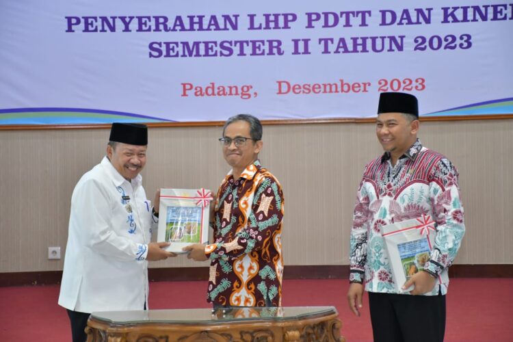 Bupati Agam Andri Warman saat menerima LHP Kinerja TA 2021-2023 dari BPK Perwakilan Sumbar. IST
