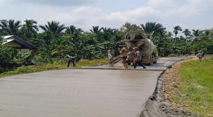 Para pekerja tengah melakukan pembangunan jalan yang menghubungkan Muara Sikabaluan–Monganpoula–Satboyak, Kecamatan Siberut Utara, Kabupaten Kepulauan Mentawai. REDI