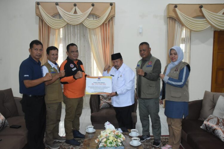 Deputi Bidang Rehabilitasi dan Rekontruksi BNPB, Jarwansah menyerahkan secara simbolis bantuan operasional penanganan erupsi Gunung Marapi kepada Bupati Agam, Andri Warman di Mess Pemkab Agam, Belakang Balok, Bukittinggi, Rabu (6/12). IST