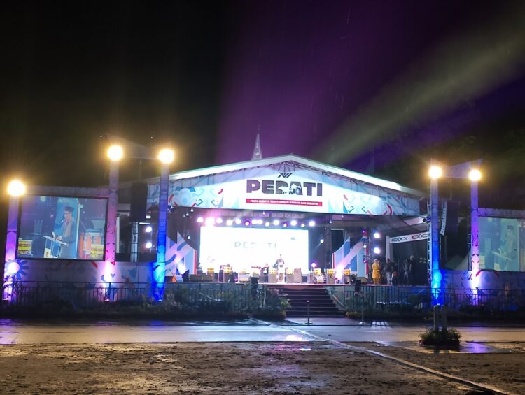 Panitia pelaksana menyampaikan laporan kegiatan Pedati ke XIII di panggung utama Lapangan Wirabraja Bukittinggi, Sabtu (9/12) malam. Gatot