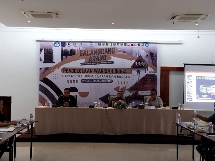 Wakil Wali Kota Sawahlunto periode 2018-2023, Zohirin Sayuti menyampaikan arahan dalam Focus Group Discussion (FGD) Pengelolaan Warisan Dunia dari Aspek Hukum, Sejarah, dan Budaya di Hotel Khas Ombilin Sawahlunto, Minggu (3/12). IST